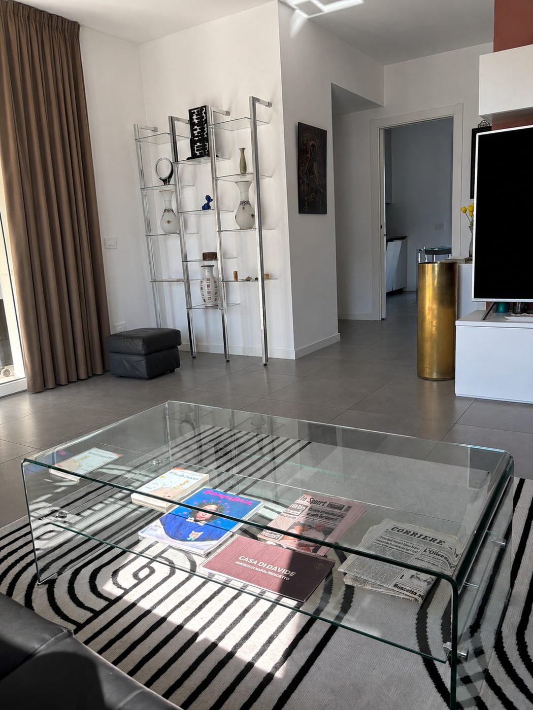 Tavolino in vetro e tappeto grafico, interior design di un appartamento a Milano